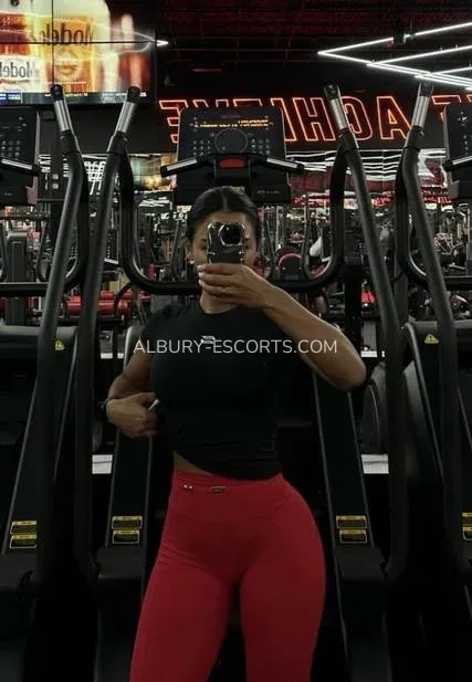 Albury escorts Märta — 5