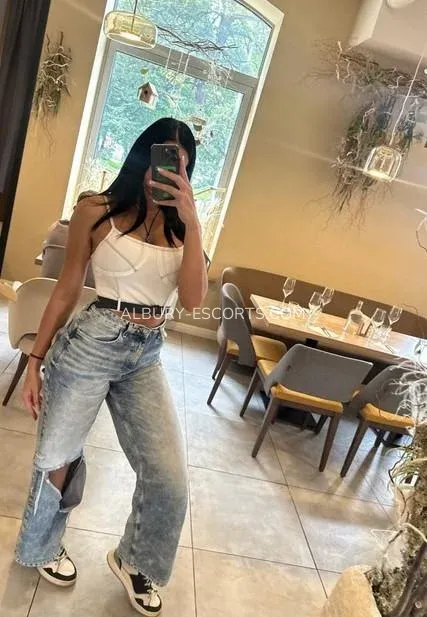 Albury escorts Frida — 7