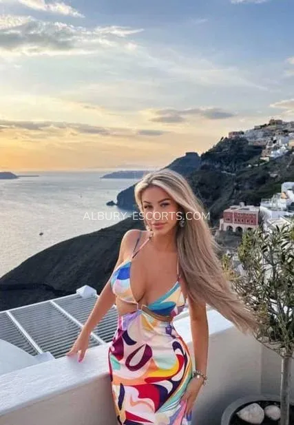 Albury escorts Daisy — 3