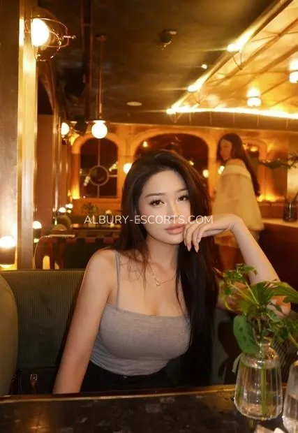 Albury escorts Lavinia — 2