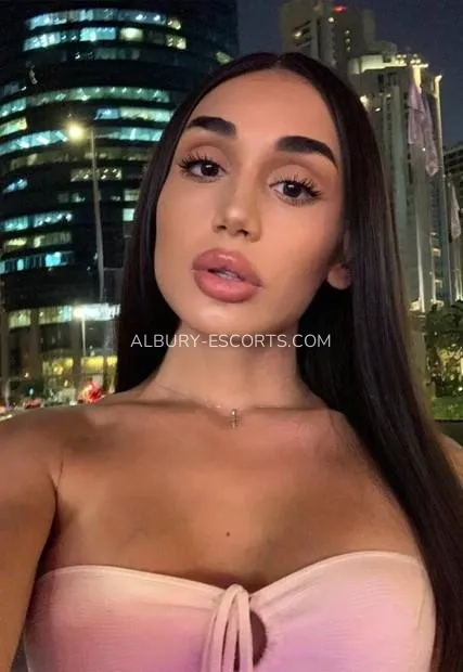 Albury escorts Märta — 2