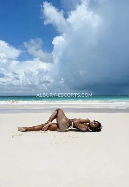 Albury escorts Märta — 4