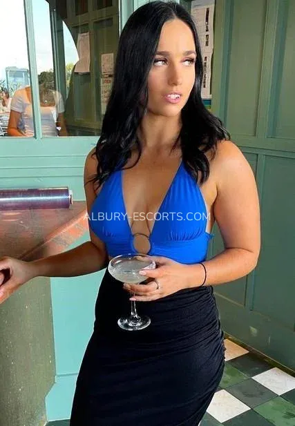 Albury escorts Isabella — 6