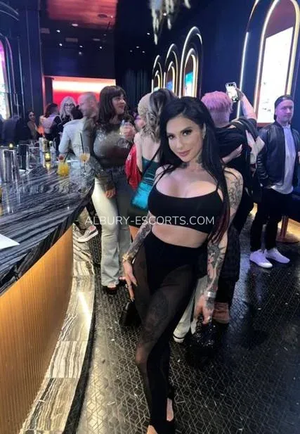 Albury escorts Isabelle — 5
