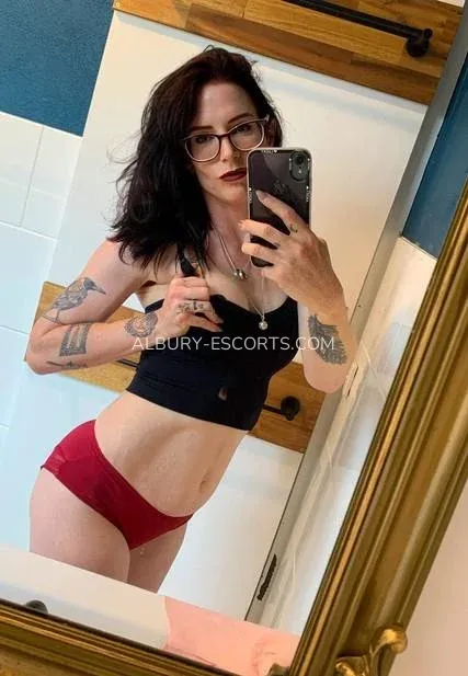 Albury escorts Märta — 4