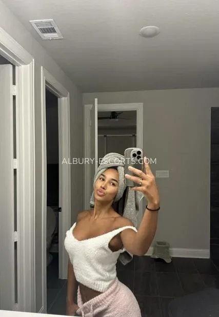 Albury escorts Märta — 7