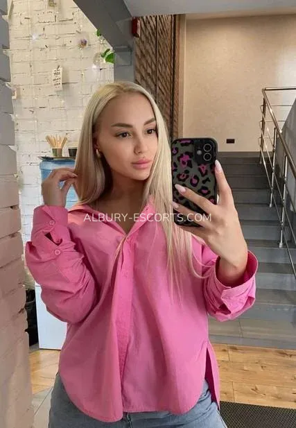 Albury escorts Isabella — 3