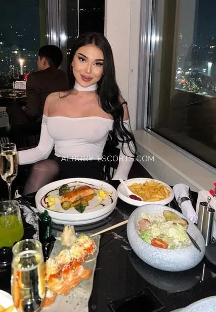 Albury escorts Frida — 6