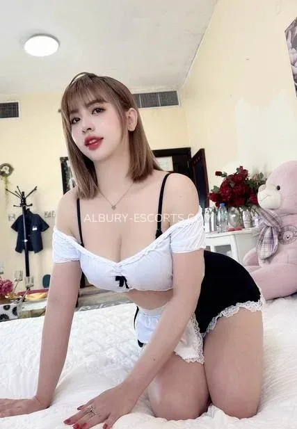 Albury escorts Märta — 1