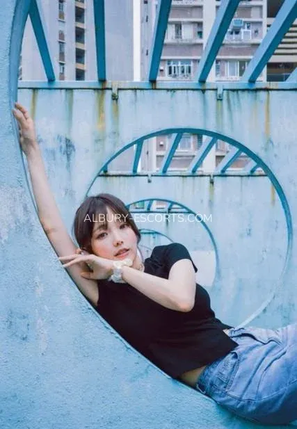 Albury escorts Linda — 5