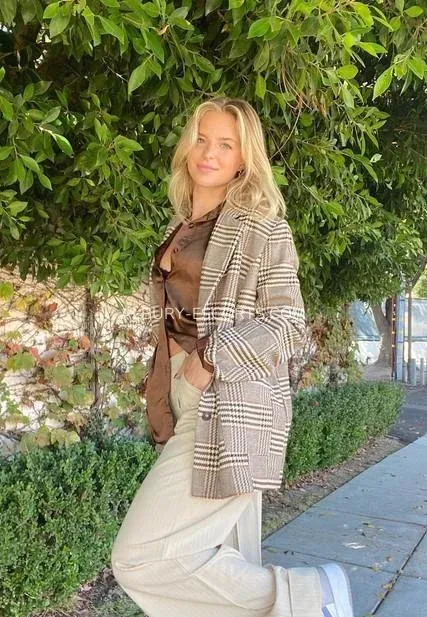 Albury escorts Emilia — 5