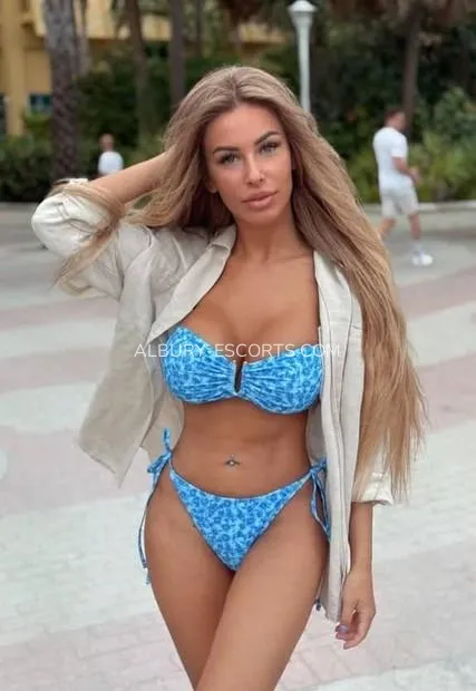 Albury escorts Daisy — 2