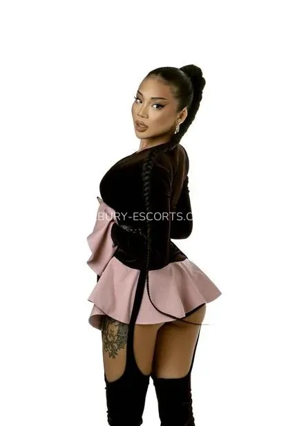 Albury escorts Maya — 8