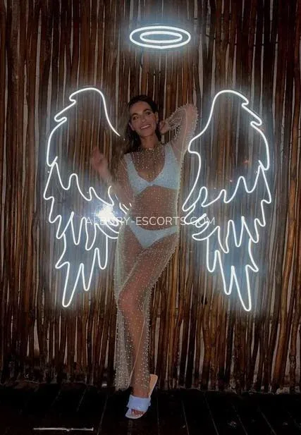 Albury escorts Jennifer — 4