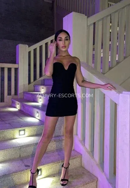 Albury escorts Märta — 5