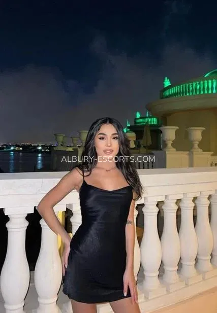 Albury escorts Märta — 6