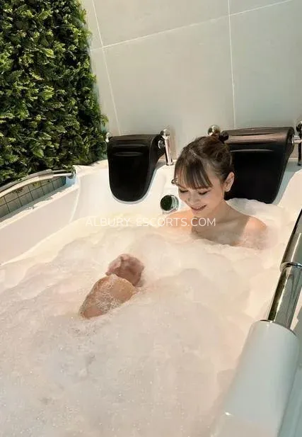 Albury escorts Elisabeth — 1