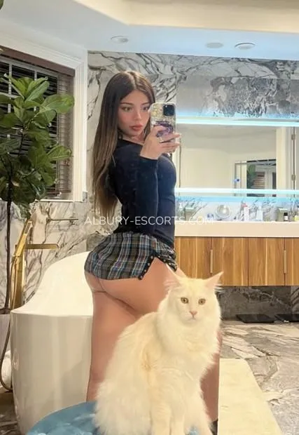 Albury escorts Frida — 2