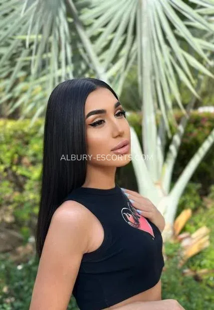 Albury escorts Märta — 4
