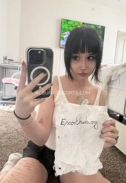 Albury escorts Isabelle — 2