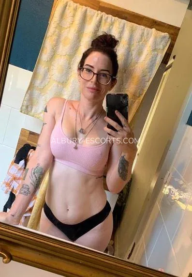 Albury escorts Märta — 3