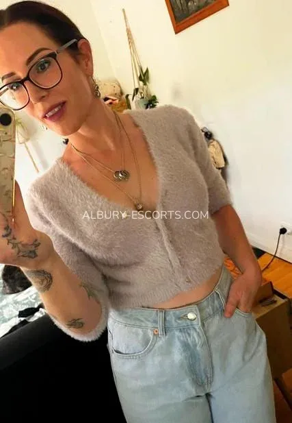 Albury escorts Märta — 1