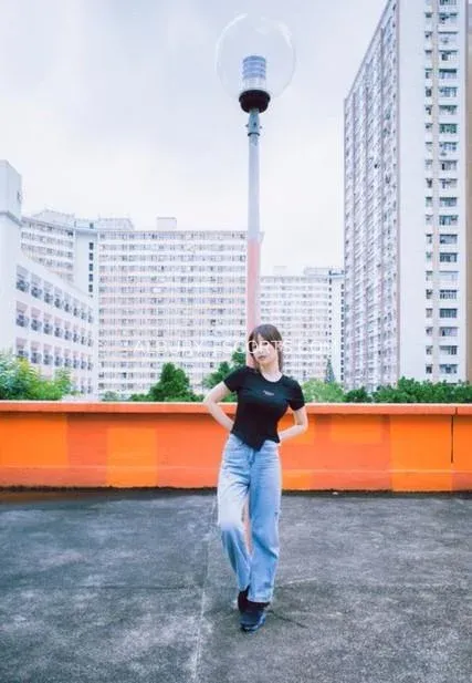 Albury escorts Linda — 1