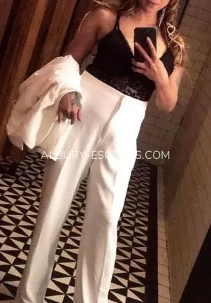 Albury escorts Lilly — 2