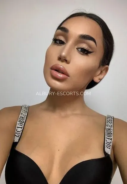 Albury escorts Märta — 3